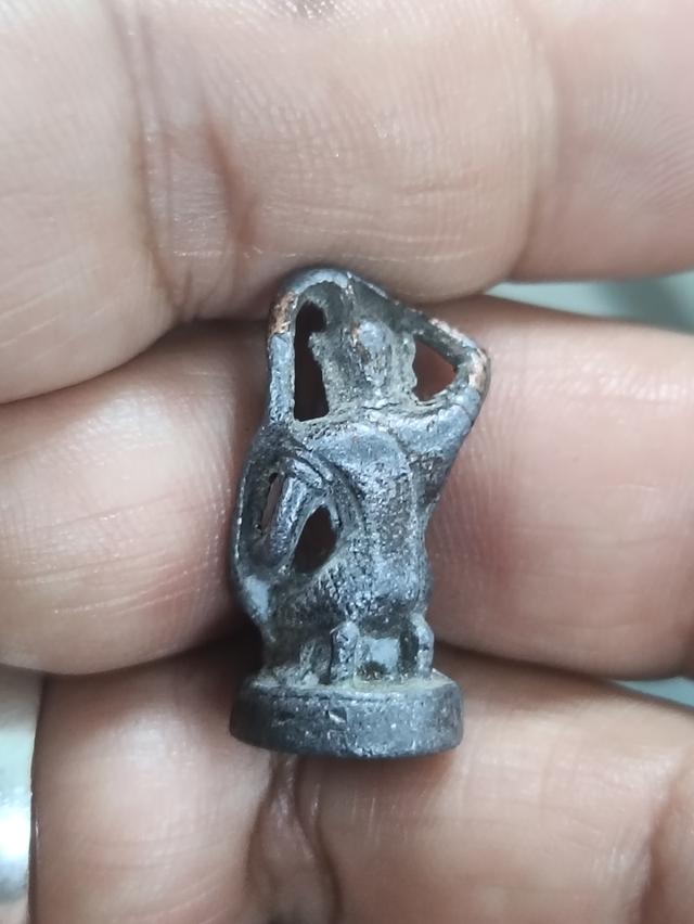 รูปหล่อพระแม่ธรณีบีบมวยผม ไม่ทราบที่ เนื้อทองเหลืองเก่า น่าสะสม 2