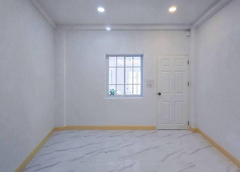 หมู่บ้านบัวทองธานีพาร์ค  (ตรงข้ามสมบัติบุรี) นนทบุรีทาวน์เฮาส์ 2 ชั้น หลังมุมใน  มีพื้นที่ระเบียงนั่งพักผ่อนหรือจัดสวนเล็กๆ ได้ ตกแต่งใหม่พร้อมอยู่ 16