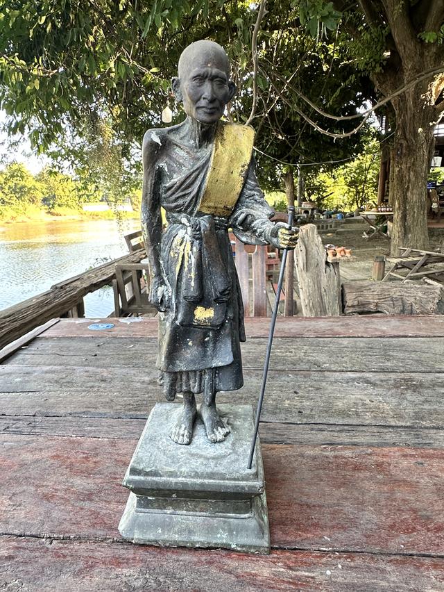 พระบูชารูปหล่อหลวงปู่ศุข สูงประมาณ 14 นิ้ว รอจากทองเหลืองร้อยเปอร์เซ็นต์