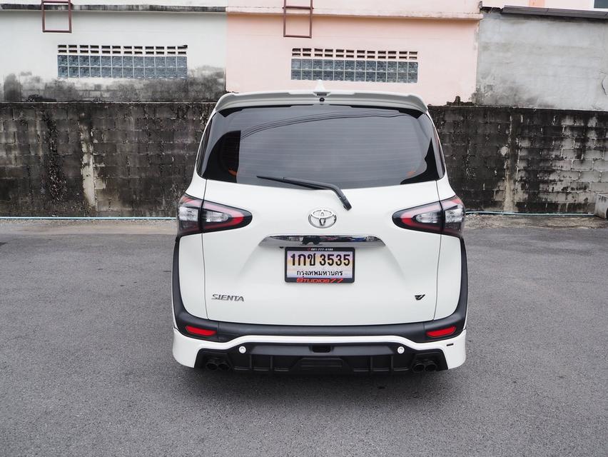 toyota sienta 1.5 v 2022 ขาว 6