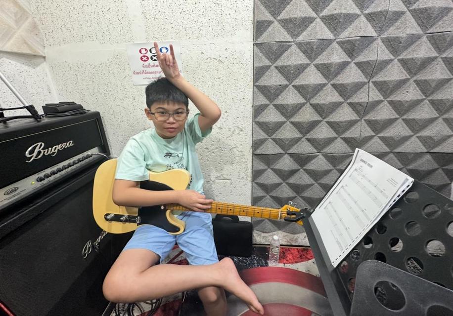 รับสอนกีตาร์ทุกประเภท ที่ Fin Music School 17