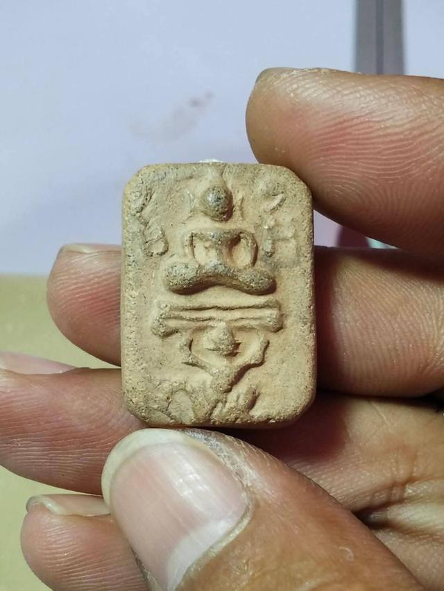 พระผงหลวงพ่อปาน พิมพ์หนุมานแบกแท่น 3 ชั้น