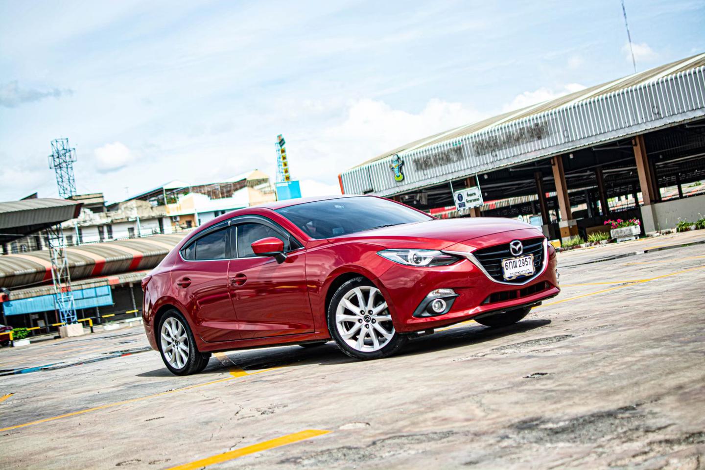2015/2017 Mazda Mazda3 2.0C เบนซินเกียร์ออโต สีแดง 