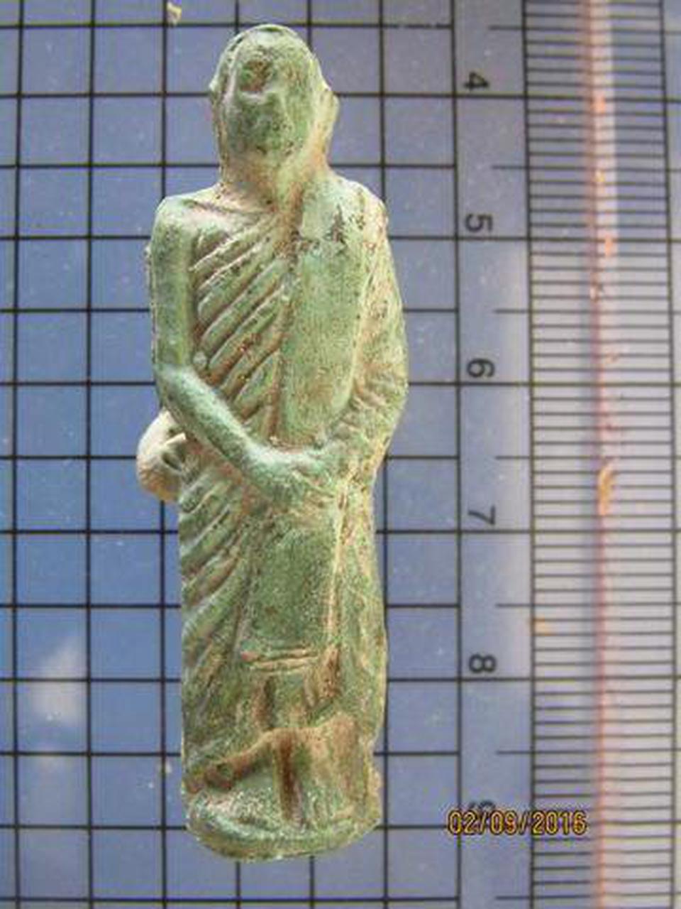 3853 รูปเหมือนหลวงปู่เทพโลกอุดร พิมพ์ยืน สูง 5 ซ.ม. เนื้อสีเ