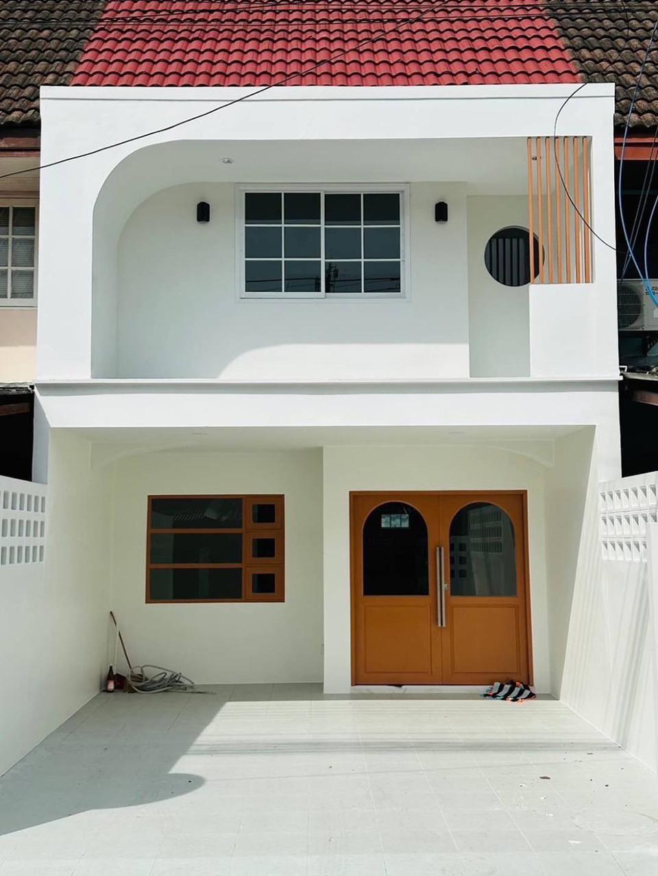 ขายบ้านทาวน์เฮ้าส์ 2 ชั้น รีโนเวทใหม่ทั้งหลัง บ้านโซนเมืองภูเก็ต โซนวิชิต สนใจโทร 083 639 4782 รูปที่ 1