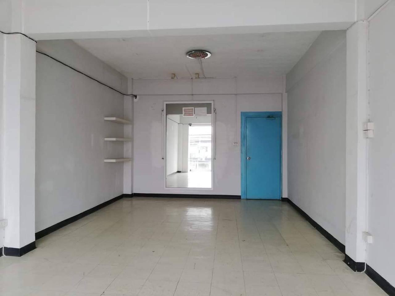 Rent old shop house closed road Near Secon mall and Central Bang Na รูปเล็กที่ 1