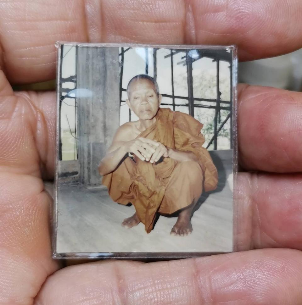 301 รูปถ่ายหลวงพ่อคูณ ปริสุทโธ วัดบ้านไร่ ปี2537 กว้าง 3.3 ซม. สูง 4 ซม.
