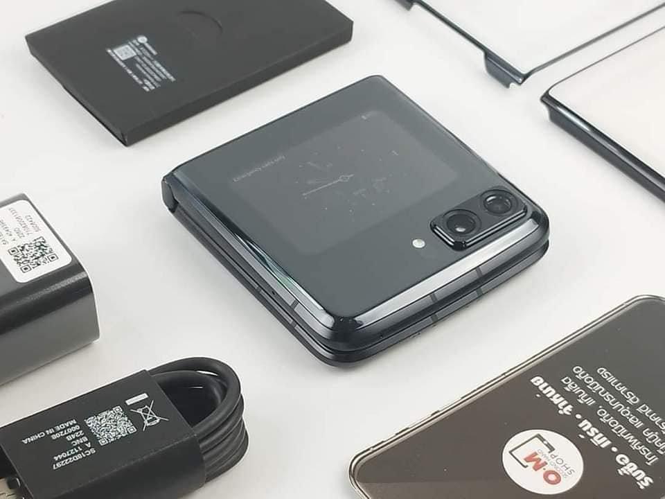 ขาย/แลก Moto Razr 2022 5G 12/512 Black Snapdragon8+ Gen1 สภาพใหม่มาก แท้ ครบกล่อง เพียง 33,900 บาท 