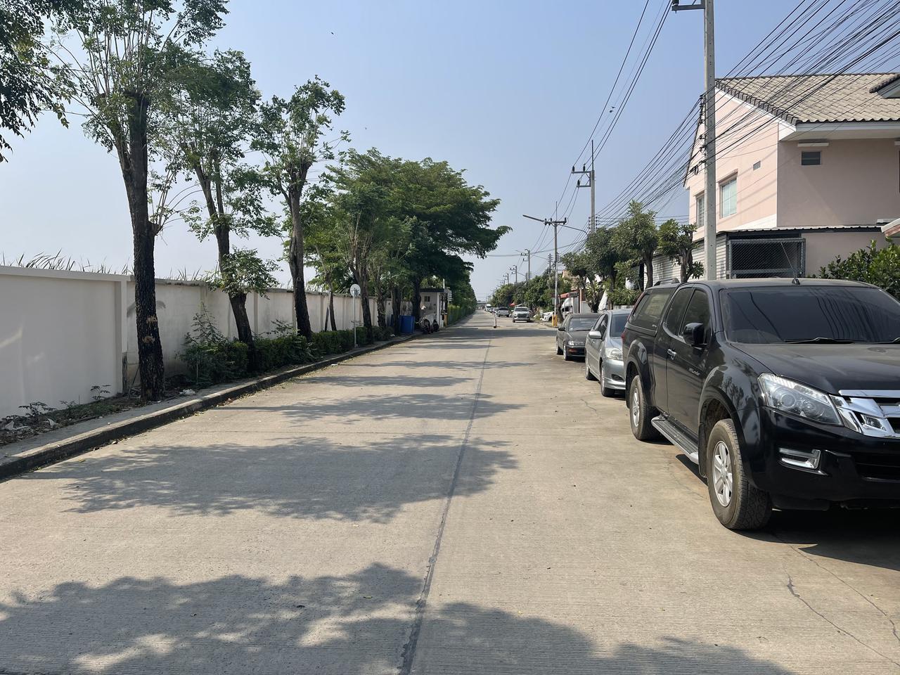 ขายบ้านแถมเฟอร์+แอร์ 5 ตัว
