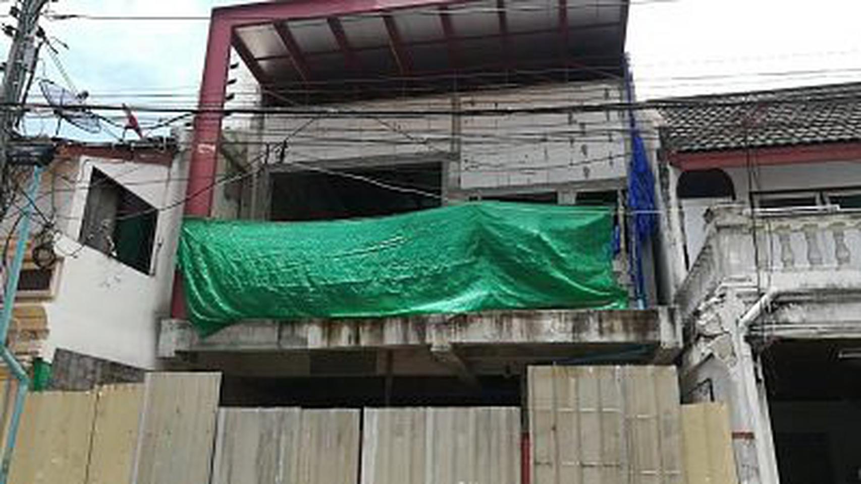 Commercial building for sale, condition needs improvement, land  รูปที่ 1