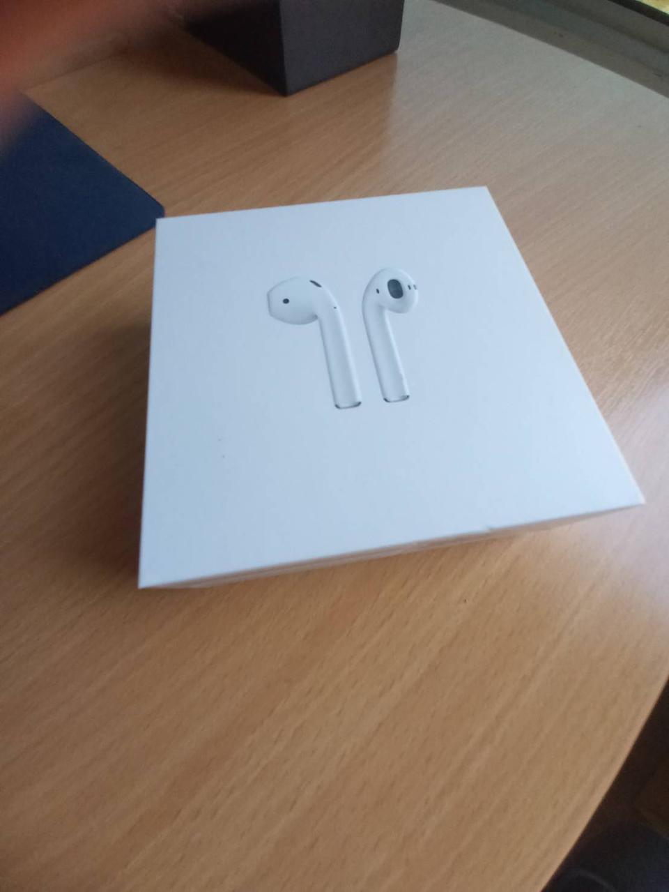 AirPods Generation 2 with Wireless Charging Case มือสอง แท้ สภาพ99% กล่องครบ พร้อมส่ง ไอดี 081-4253207