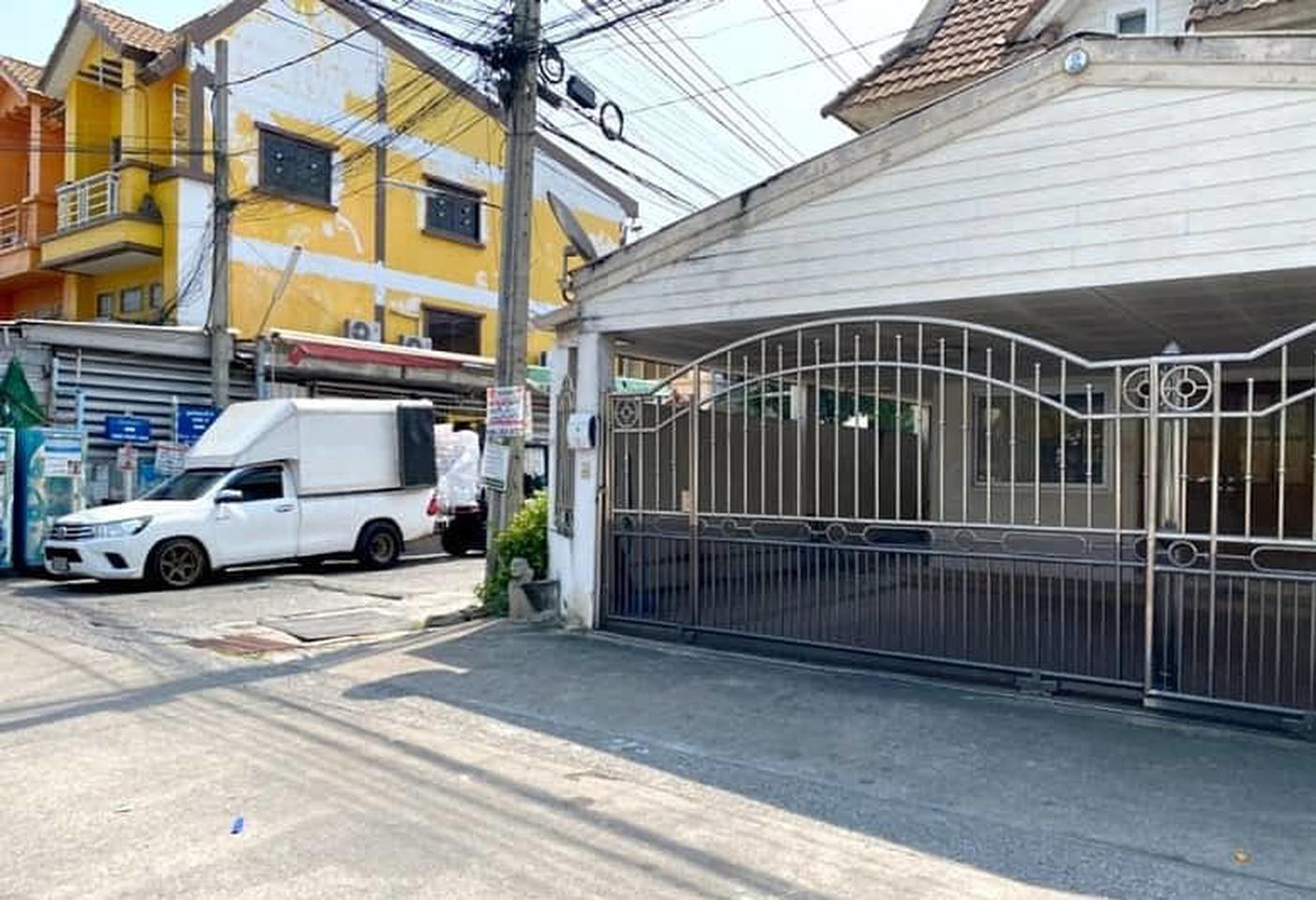 L620 ขายถูก ทาวน์เฮ้าส์หลังมุม 42 ตรว หมู่บ้านพูนสินธานี 3 เคหะร่มเกล้า  ใกล้รถไฟฟ้าสายสีส้ม | Ennxo