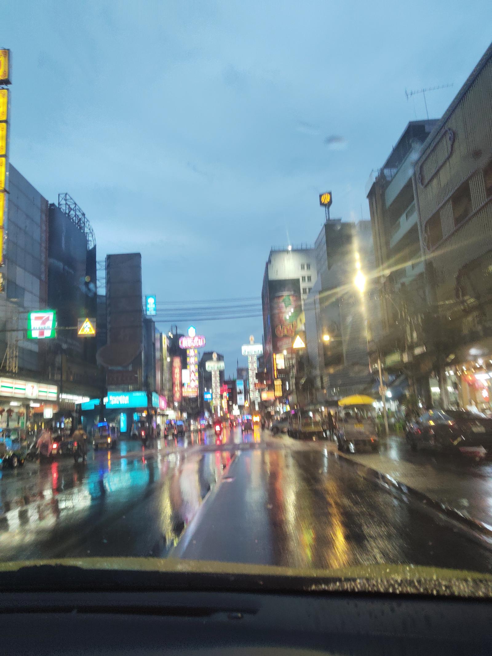 ร้าน ร้านอีเเหละเขะขะ ประชาอุทิศ